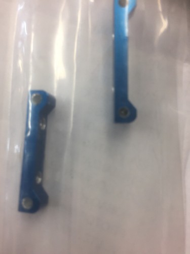 Diggity Designs 420 28 Team Associated RC18T V1 Blue Aluminium Hinge Pin Braces - Picture 5 of 5