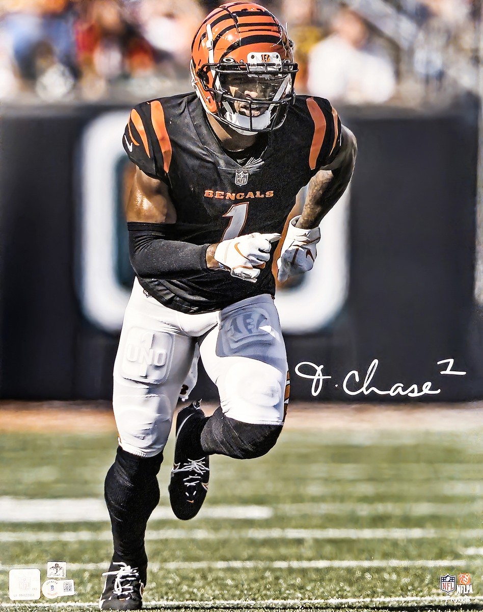 JA'MARR CHASE AUTOGRAPHED 16X20 PHOTO CINCINNATI BENGALS