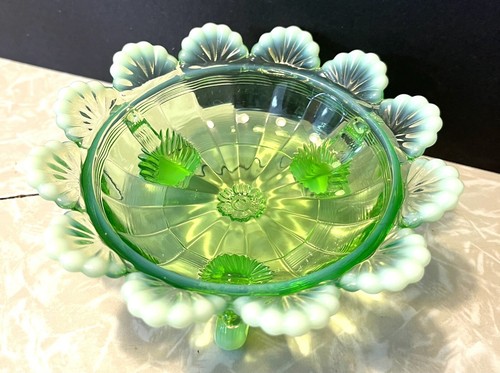 ANTIKE NORTHWOODS KLONDYKE GERIFFELTE ROLLEN WEISS OPALISIEREND GLASSCHALE MIT FUSS