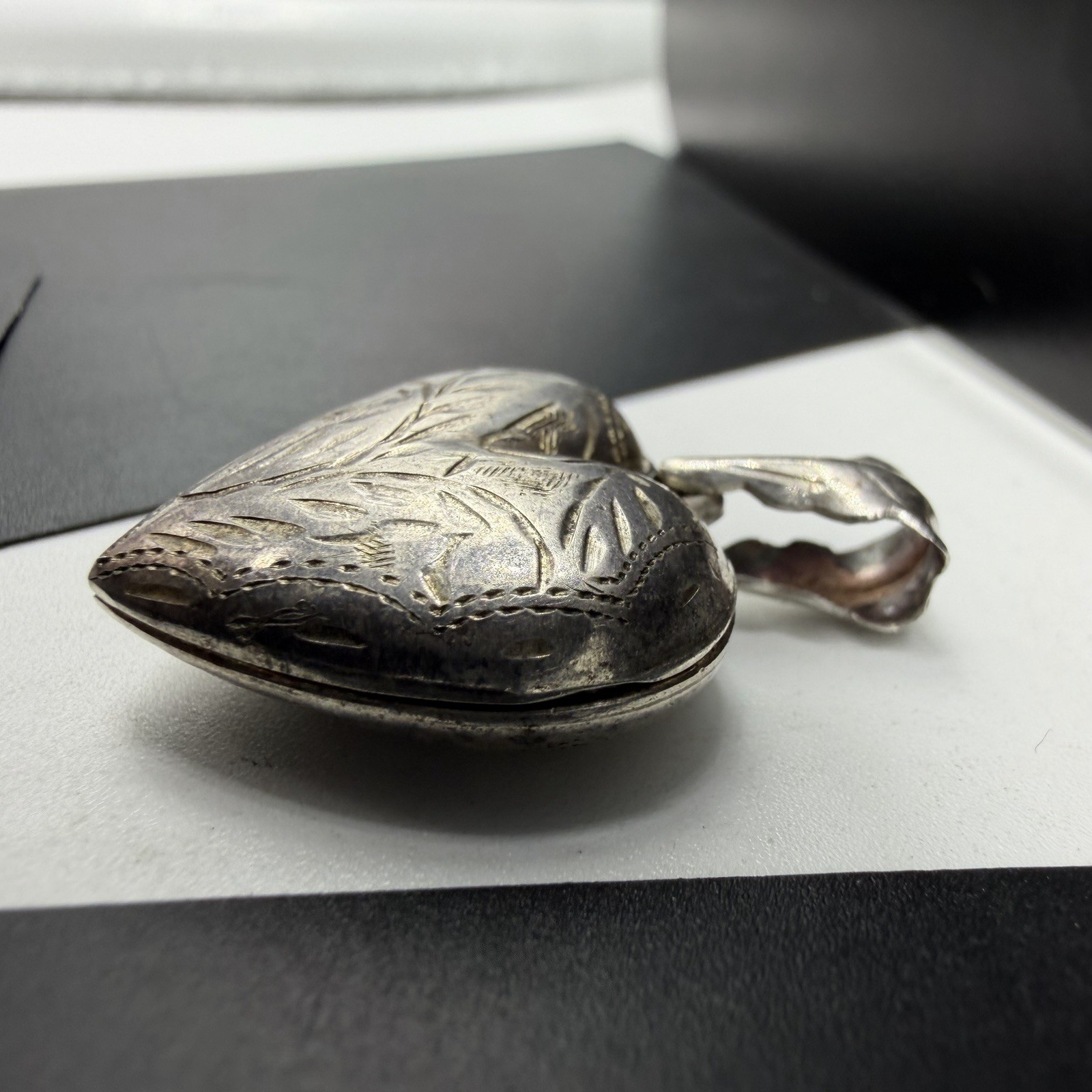 Engraved Leaf Pattern Sterling Silver VTG Puffy H… - image 3