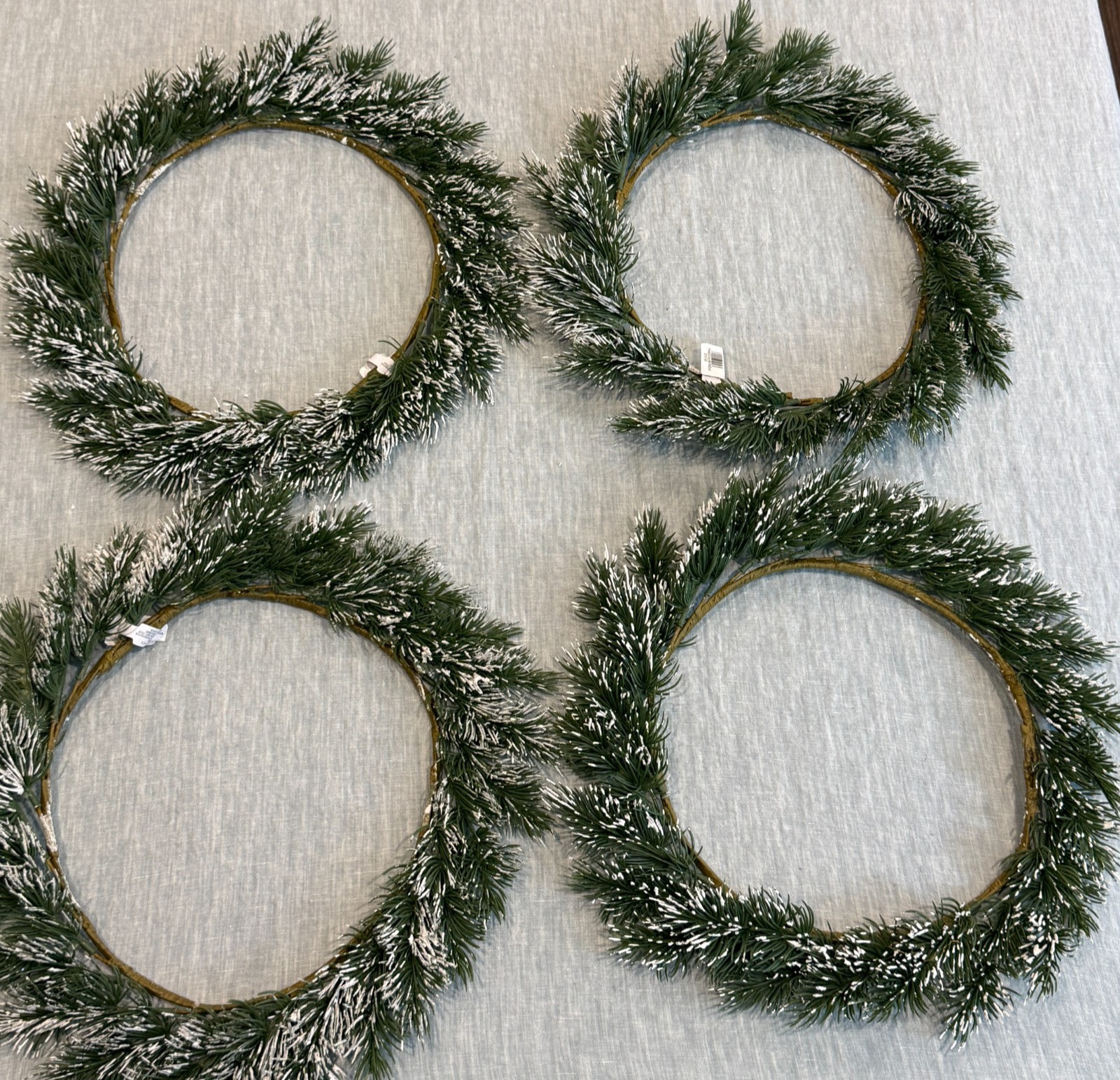 POTTERY BARN FROSTED PINE WREATH HOLIDAY PLATE CHARGERS SET OF 4 GREEN 16" DIAM