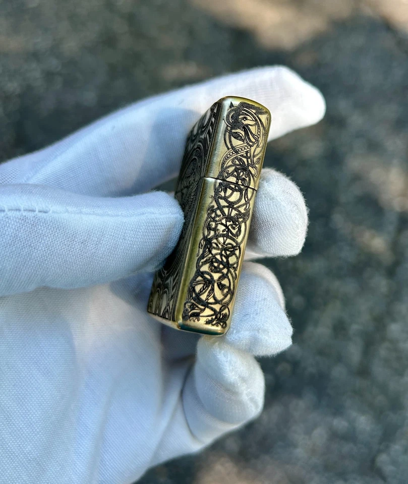 Encendedor Zippo con armadura de latón personalizado | Grabado nórdico Odin’s Raven & Mjöllnir | Foto 3 de 4