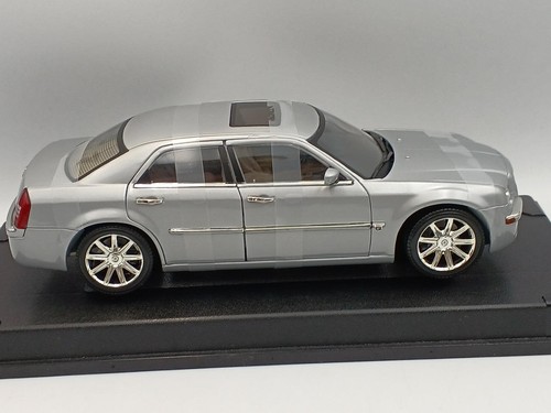 Motormax 2005 Chrysler 300C Hemi 1/18 Scale Car - Picture 3 of 12