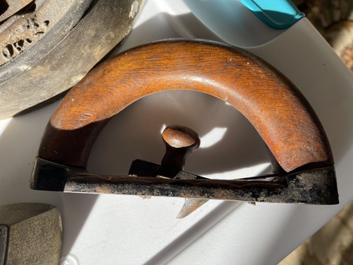 Lot 3 A C WILLIAMS & Mrs Potts Cast Iron Sad Iron + Wooden Handle Antique - Picture 7 of 10