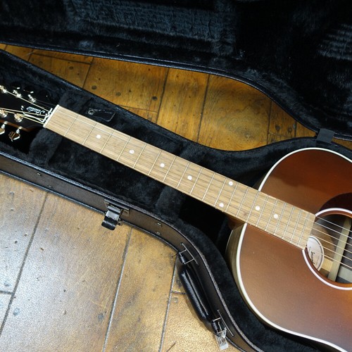 Gibson: J-45 Studio Walnut Satin Walnut Burst - Picture 3 of 11