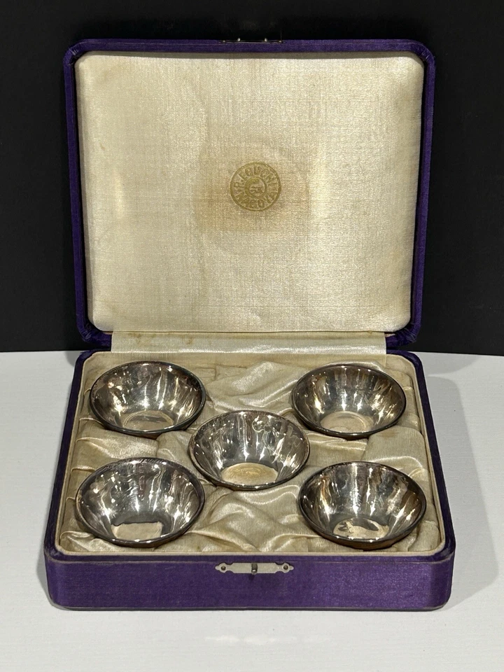 Juego de 5 tazas de té pequeñas antiguas japonesas de madera tallada vino sake interiores plateados Foto 2 de 4