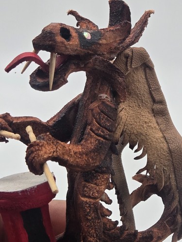 Miniatura Cuero Creación Artesano Roz Kaohn La Dama Dragón "El Baterista"**48-2 - Imagen 9 de 14
