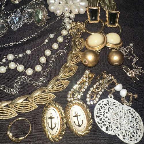 Bundle jewelry lot 37 Pieces vintage Gold Silver Tone Necklace Earrings Rings - Picture 4 of 11