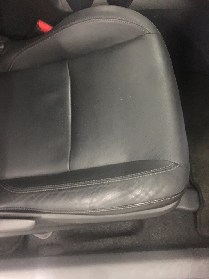 71071-21470-C2 Cubierta de asiento OEM Toyota Part Scion 14-16 cuero lado del pasajero derecho Foto 3 de 4