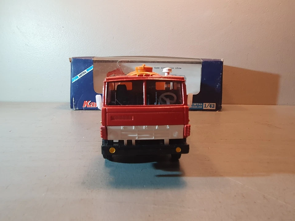 Camion Citerne Kamaz 53212 Made in URSS 1/43 - Photo 2/4
