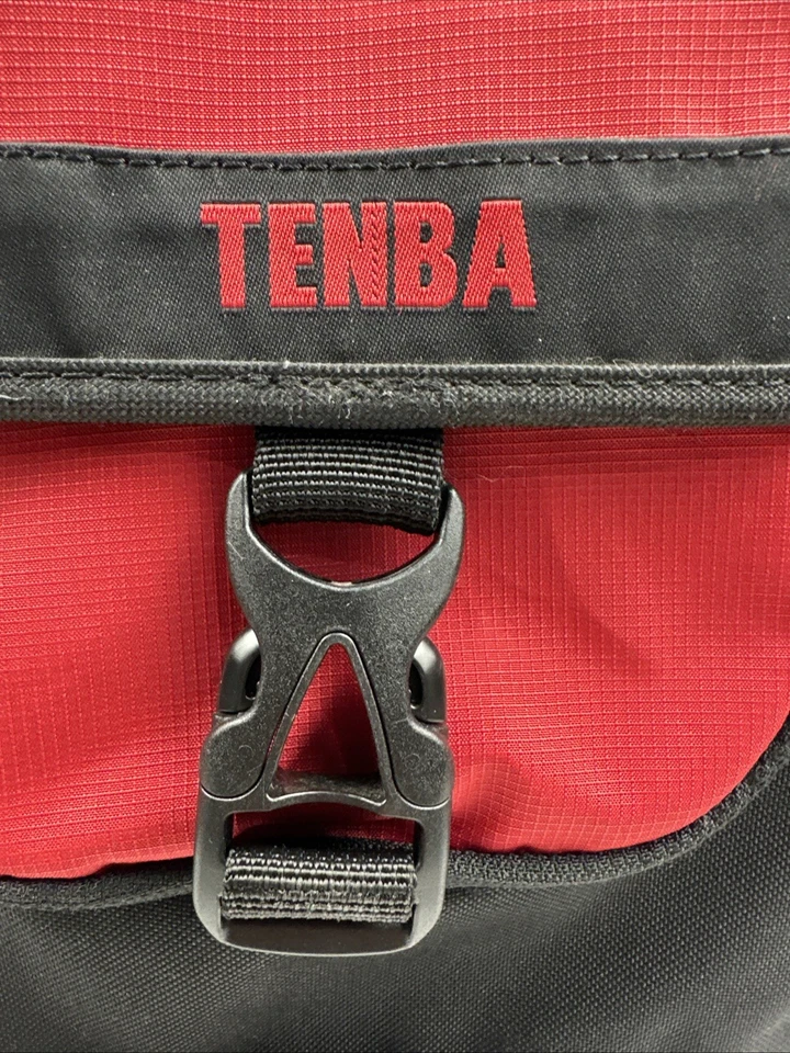 Mochila para câmera Tenba Axis acolchoada de náilon preta e vermelha fotografia de viagem 12x14 - Imagem 2 de 4