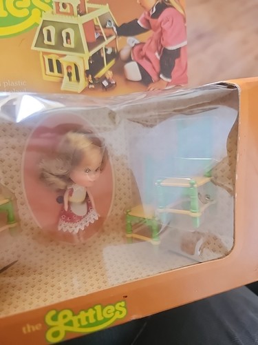 1980 Mattel THE LITTLES neu im Karton Puppe BELINDA Pop Up Zimmer & Stühle Set - Bild 2 von 5