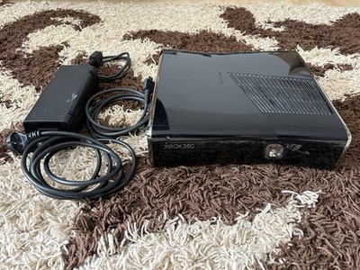 XBOX 360 Slim 250gb mit Kabeln - funktioniert einwandfrei! Getestet