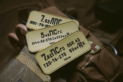 Patch Militare Ak47 Toppa Morale Militare 'Lattina Spam Russa' Con AK-47 E Calibro 7,62x39 - Originale, Per Collezionisti O Applicazione Su Zaini E Giubbotti Patch Morale Ak47 - Foto 3