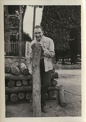 ANTIQUE PHOTO - VINTAGE SNAPSHOT - CURIOSITY MAN WOOD LOG FUNNY GAG - WOOD