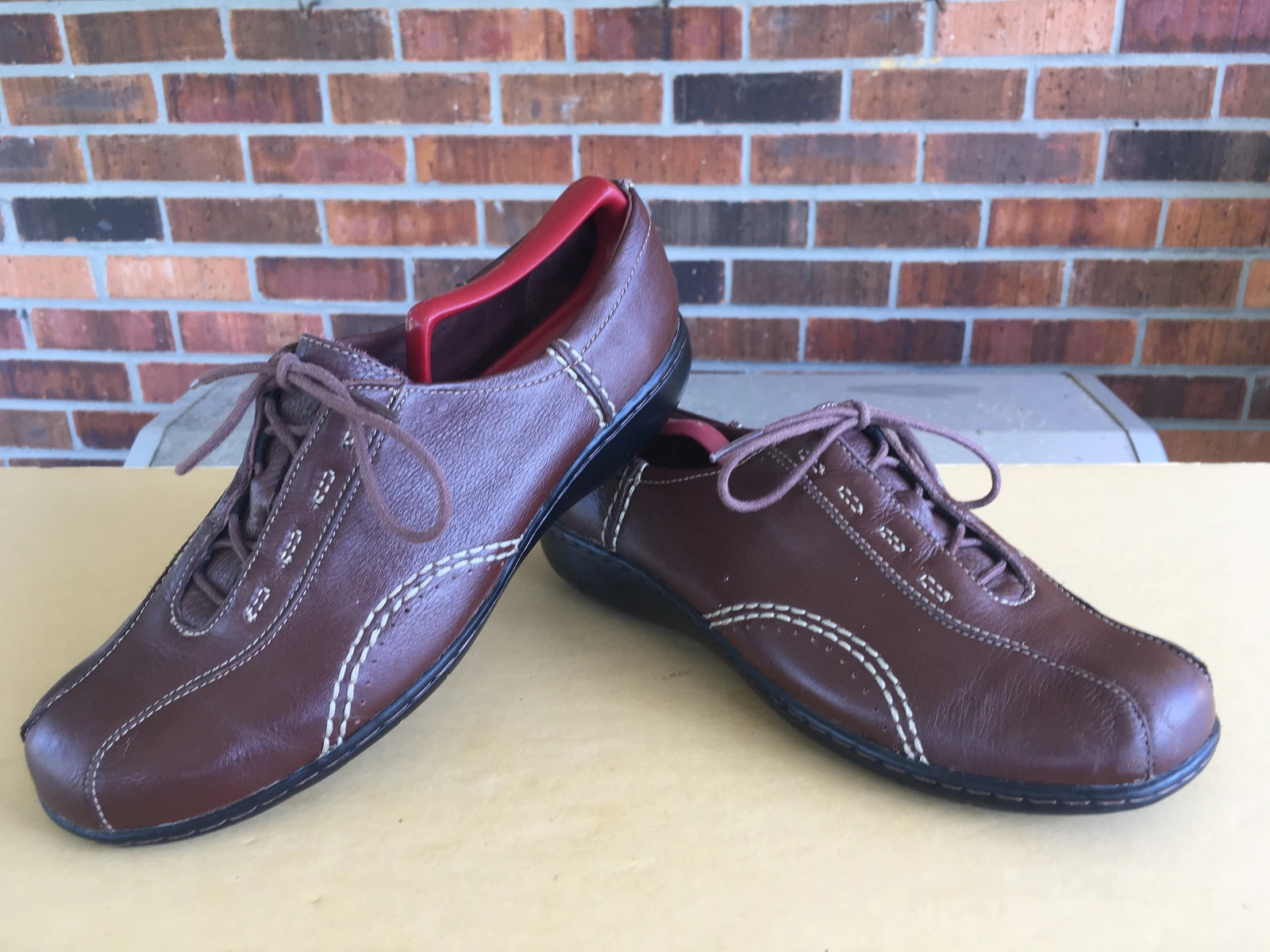 Scarpe Oxford stringate Clarks da donna in pelle marrone stile 84706 taglia 8 5 M G41 (7 5