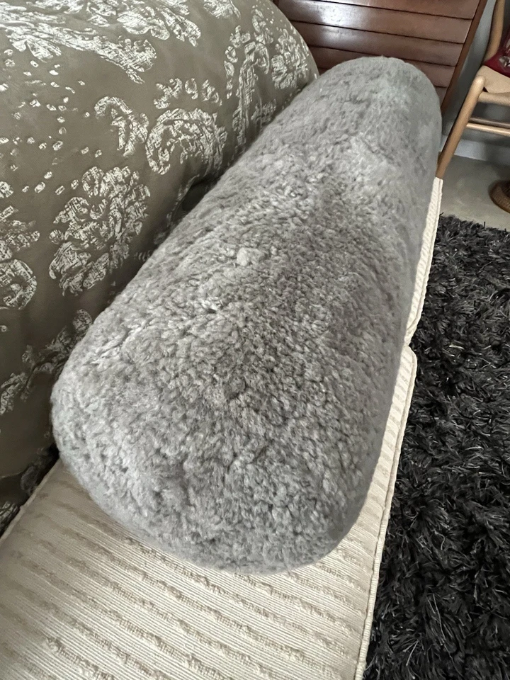 Almohada acolchada Pottery Barn Illya lana corta rizada piel de oveja color fósil nueva con etiquetas Foto 3 de 4