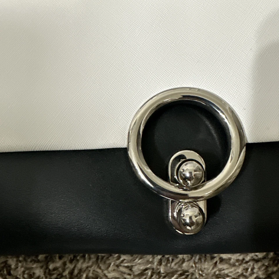 Bolso sin asas Sondra Roberts blanco, negro, dorado metálico con almeja Foto 2 de 4