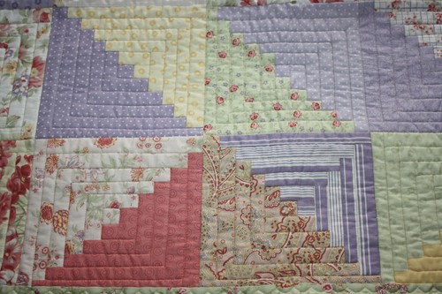 Trapunta bambino fatta a mano 26"x33,5" MODA capanna tronchi densamente trapuntata pastello floreale nuova - Foto 1 di 10