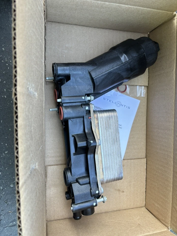 68596317AB MOPAR OEM 3.6L ENFRIADOR DE ACEITE CARCASA FILTRO *TOTALMENTE NUEVO*  Foto 2 de 4