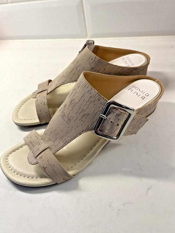 DONALD PLINER SANDALS(SLIDES) SZ. 9-1/2,SOFT BEIGE