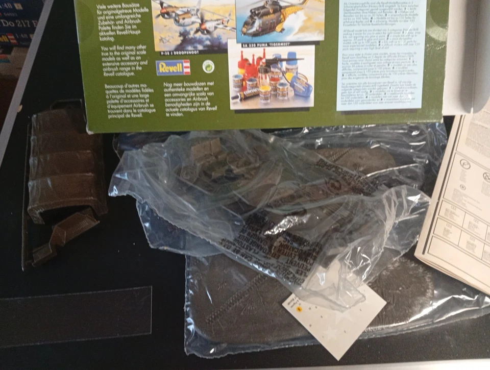 1:35 REVELL MASH 4077 MEDICAL SCENE Sealed - Immagine 2 di 2