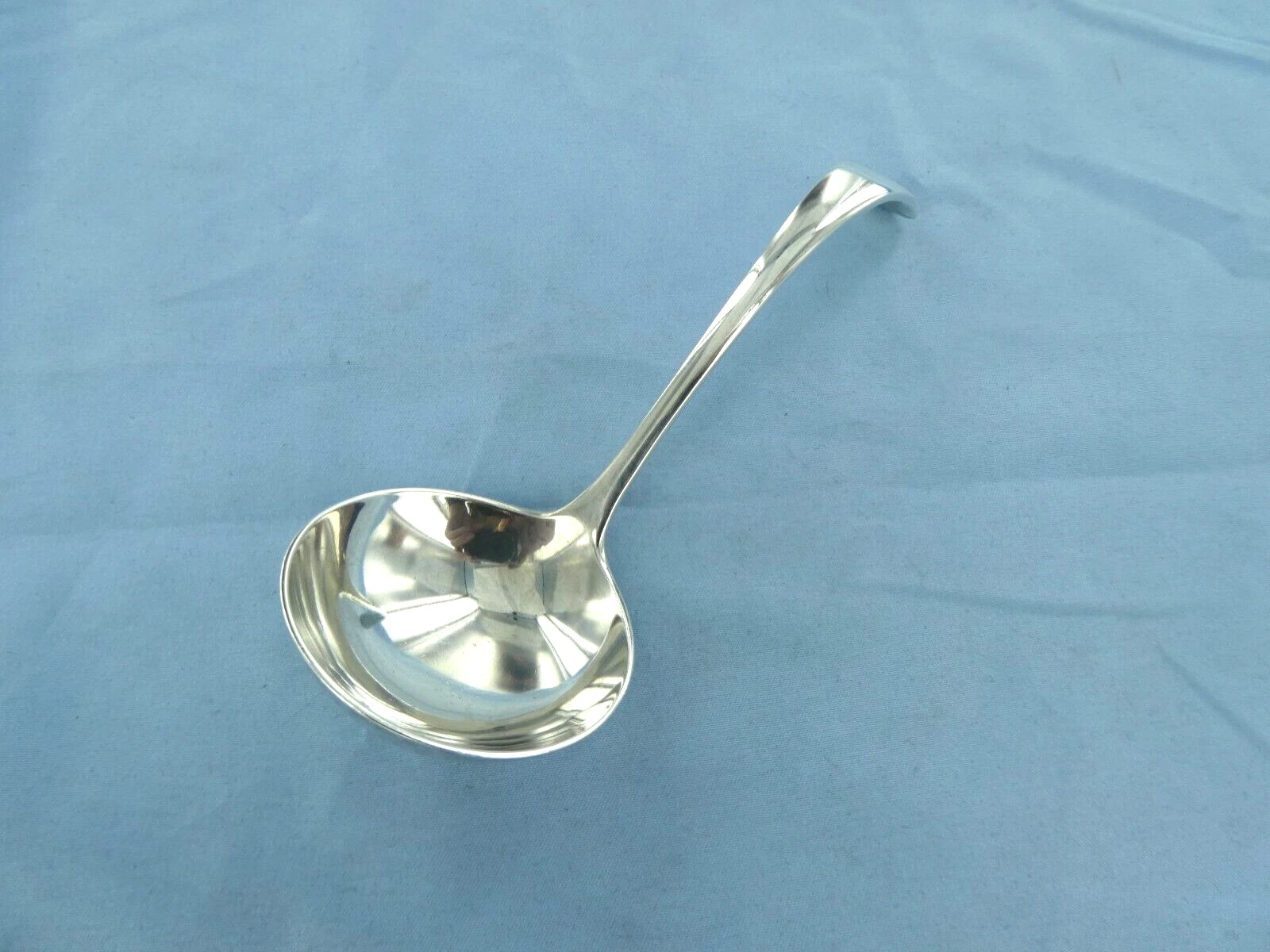 A VINTAGE STERLING SILVER OLD ENGLISH SAUCE LADLE, SHEFFIELD 1931.
Opens in a new window or tab