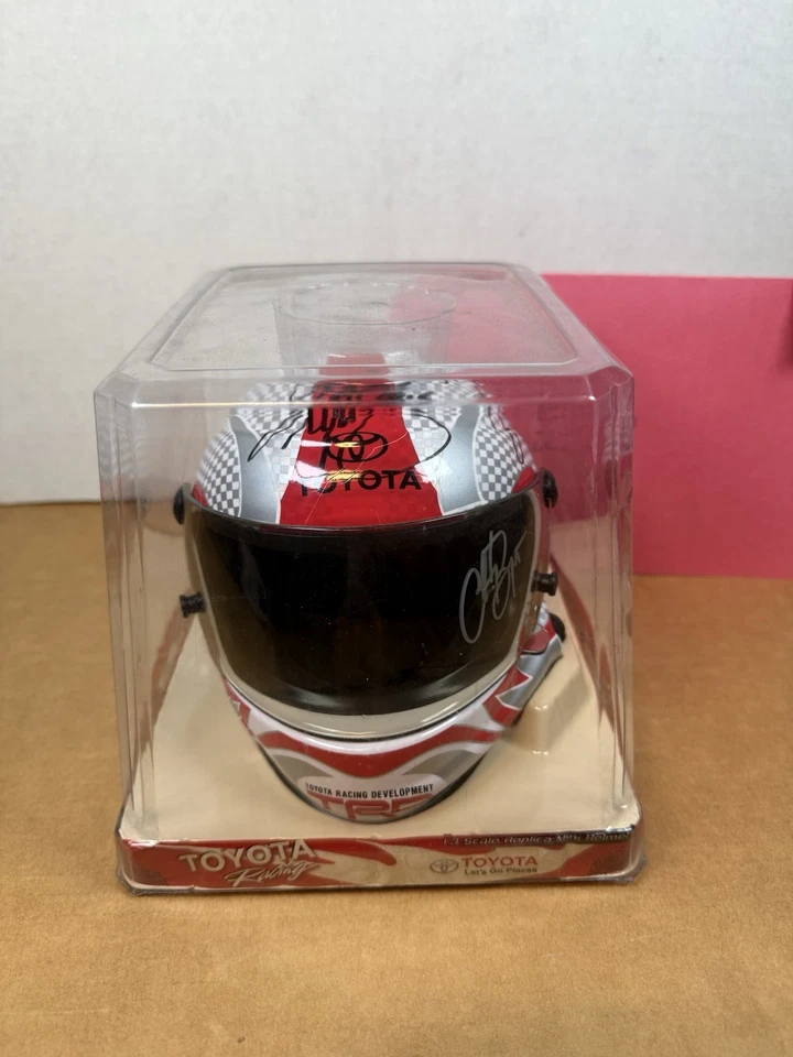 Minicasco autografiado de desarrollo de carreras Toyota de NASCAR Kyle Busch Foto 2 de 4
