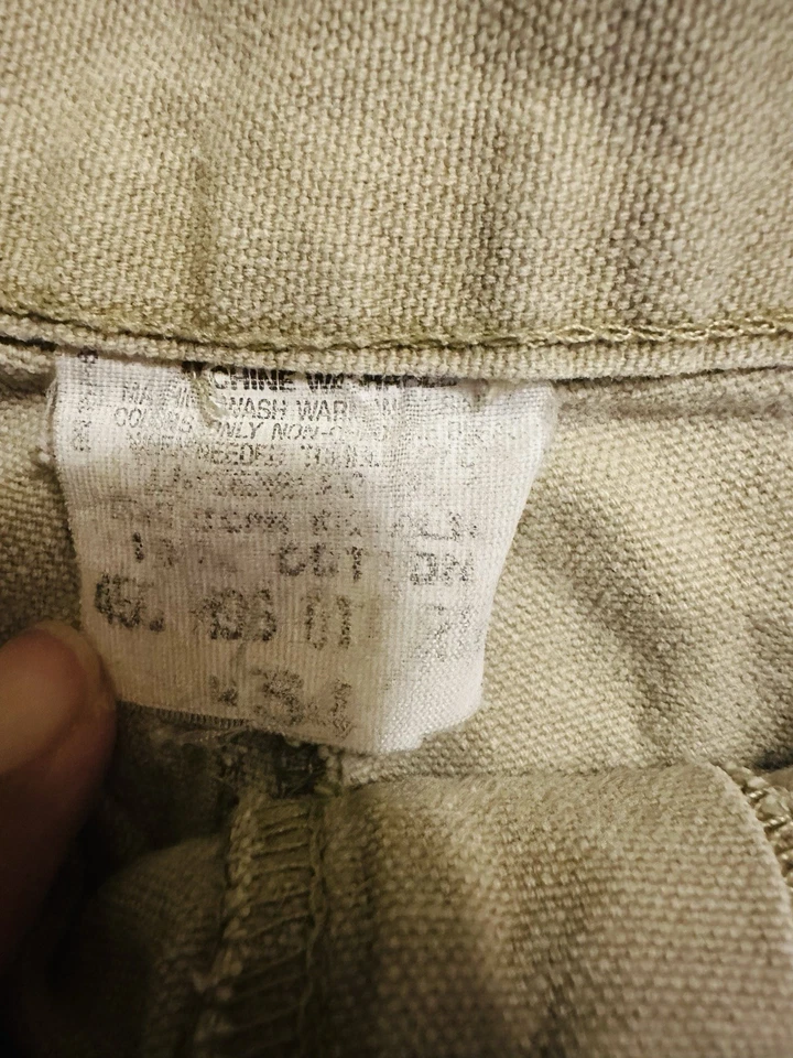 Pantalones cortos vintage Duck Head caqui con bolsillos traseros con solapa de botones. Foto 4 de 4