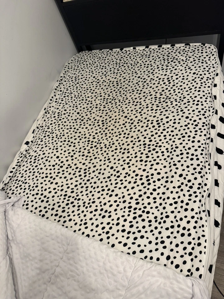 Beddys Dash Twin Comforter & Zip Base White/Black GUC - Image 2 of 4
