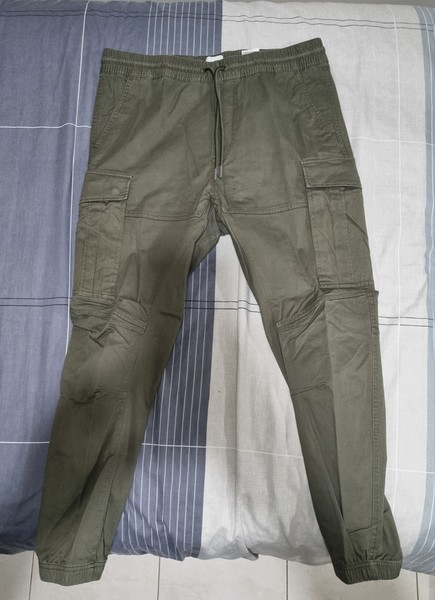 H&M - KHAKI CARGO PANTS - SIZE LARGE 