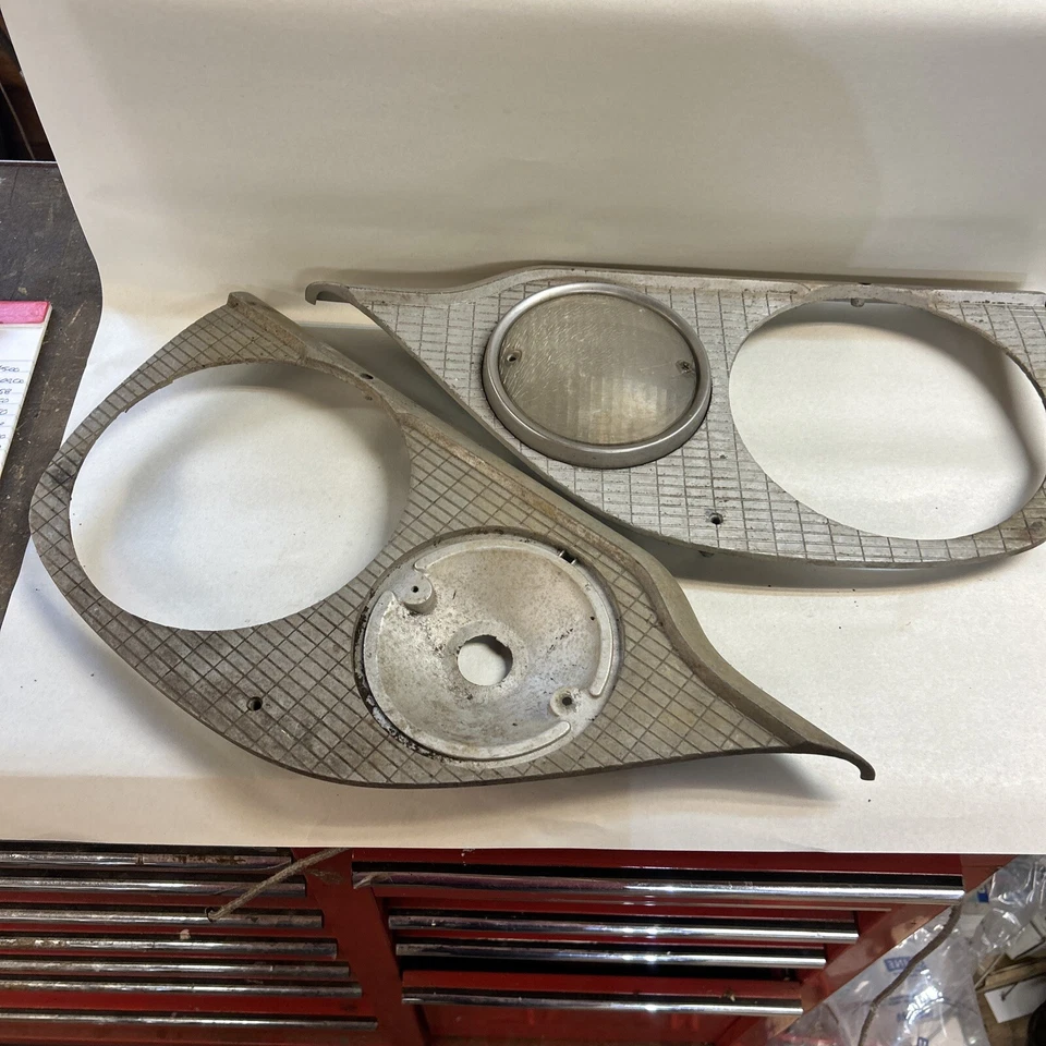 1957 道奇定制 Royal LH & RH 车头灯边框,状况良好 — 第 2/4 张图片