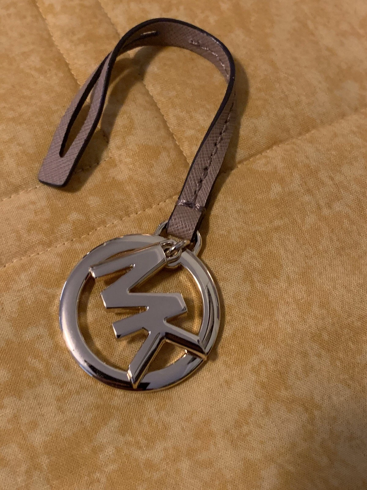 CIONDOLO PORTACHIAVI MICHAEL KORS ORO LOGO MK MARRONE CHIARO PELLE SAFFIANO 1 1 2 D