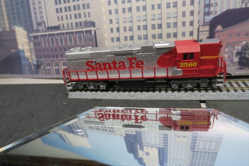 LIFE LIKE HO SCALE SANTA FE 3560 DIESEL LOCO ! RUNS & LIGHTED BUT PLEASE READ! - Picture 13 of 17