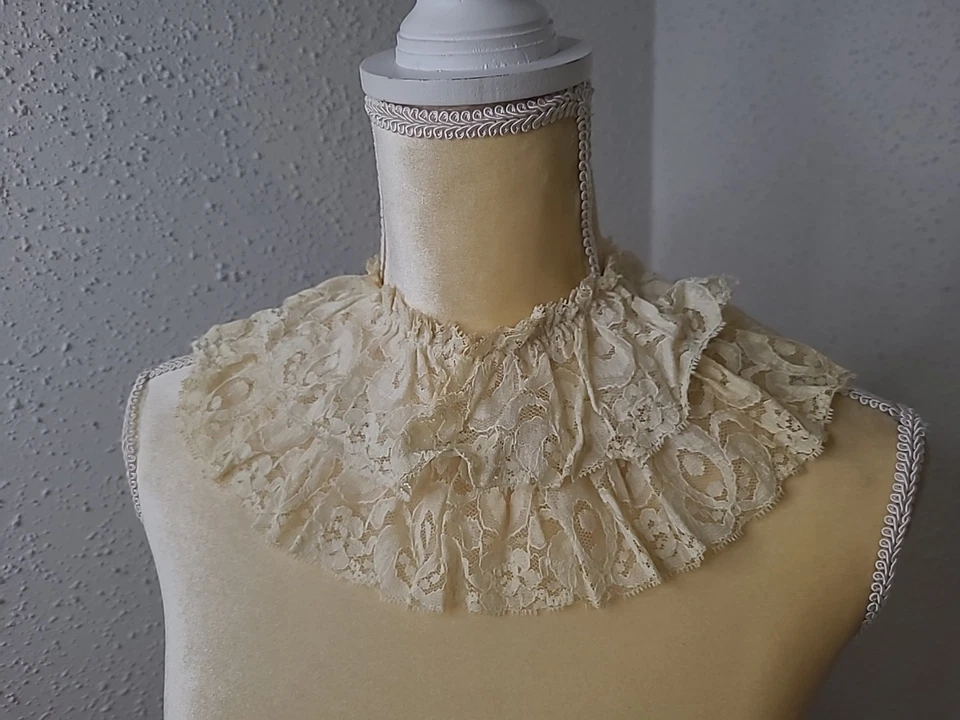 Antiguo vestido victoriano marfil encaje cuello doble volante decoloraciones Foto 2 de 4