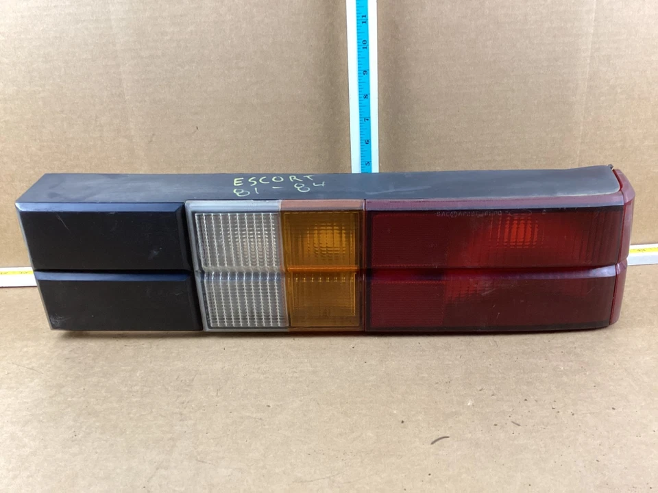 Luz trasera derecha pasajero Ford Escort 1981-1985 E2EB-13440-AB OEM Foto 4 de 4