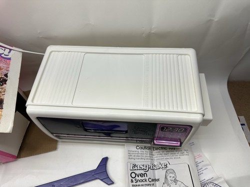 Horno y centro de aperitivos Easy Bake 1997 Hasbro de colección años 90 con caja y accesorios - Imagen 5 de 10