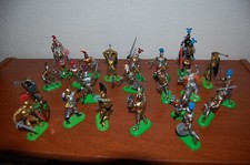 Lot of 22 Vintage 1992 Britains Deetail Medieval Knights Mounted Horses Weapons