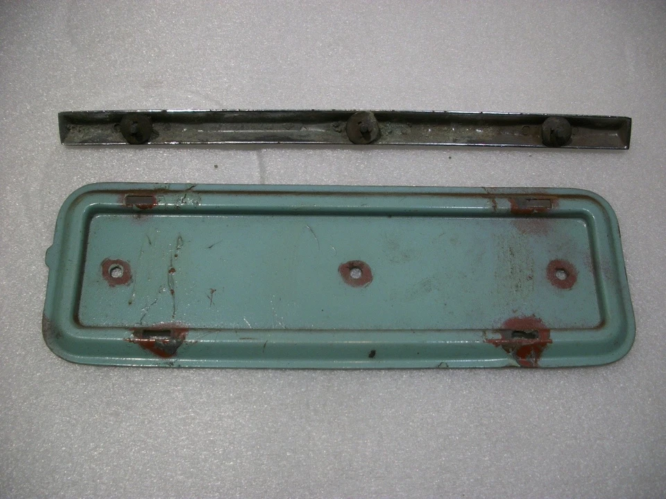Volkswagen Beetle Radio Block Off Plate with Cast Chrome Trim 1958-1960 - Imagem 2 de 2
