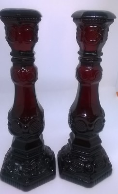 AVON COLLECTIBLE CAPE COD 2 CANDLE/STICKS RUBY RED GLASS PATCHWORK /FULLCOLOGNE