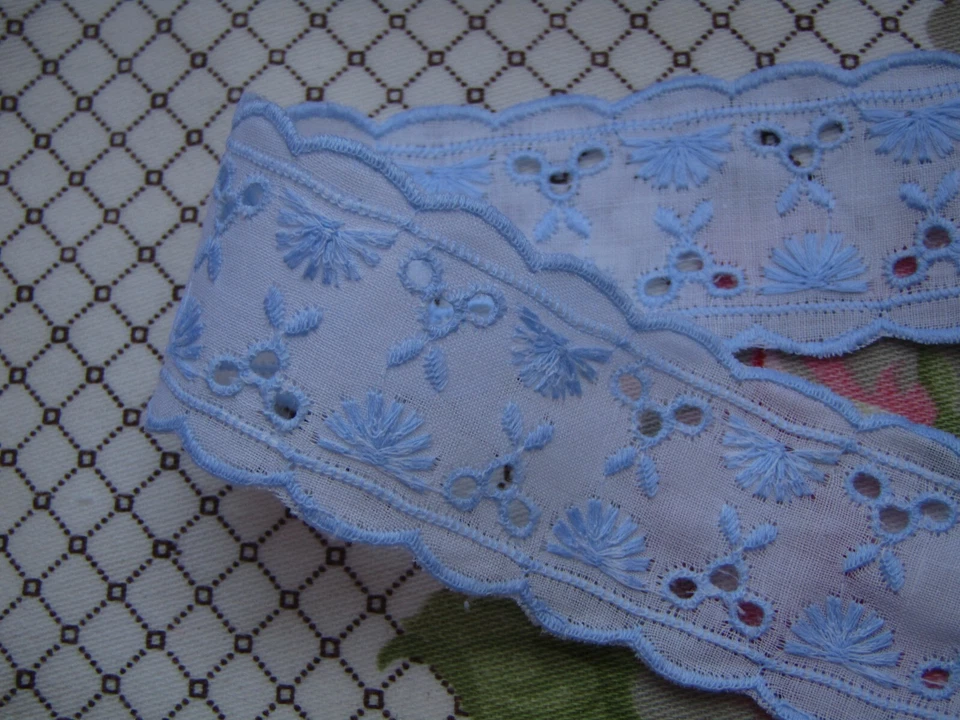 420 cm de galon  broderie anglaise bleu ciel ancien  largueur 3,4 cm - Photo 4/4