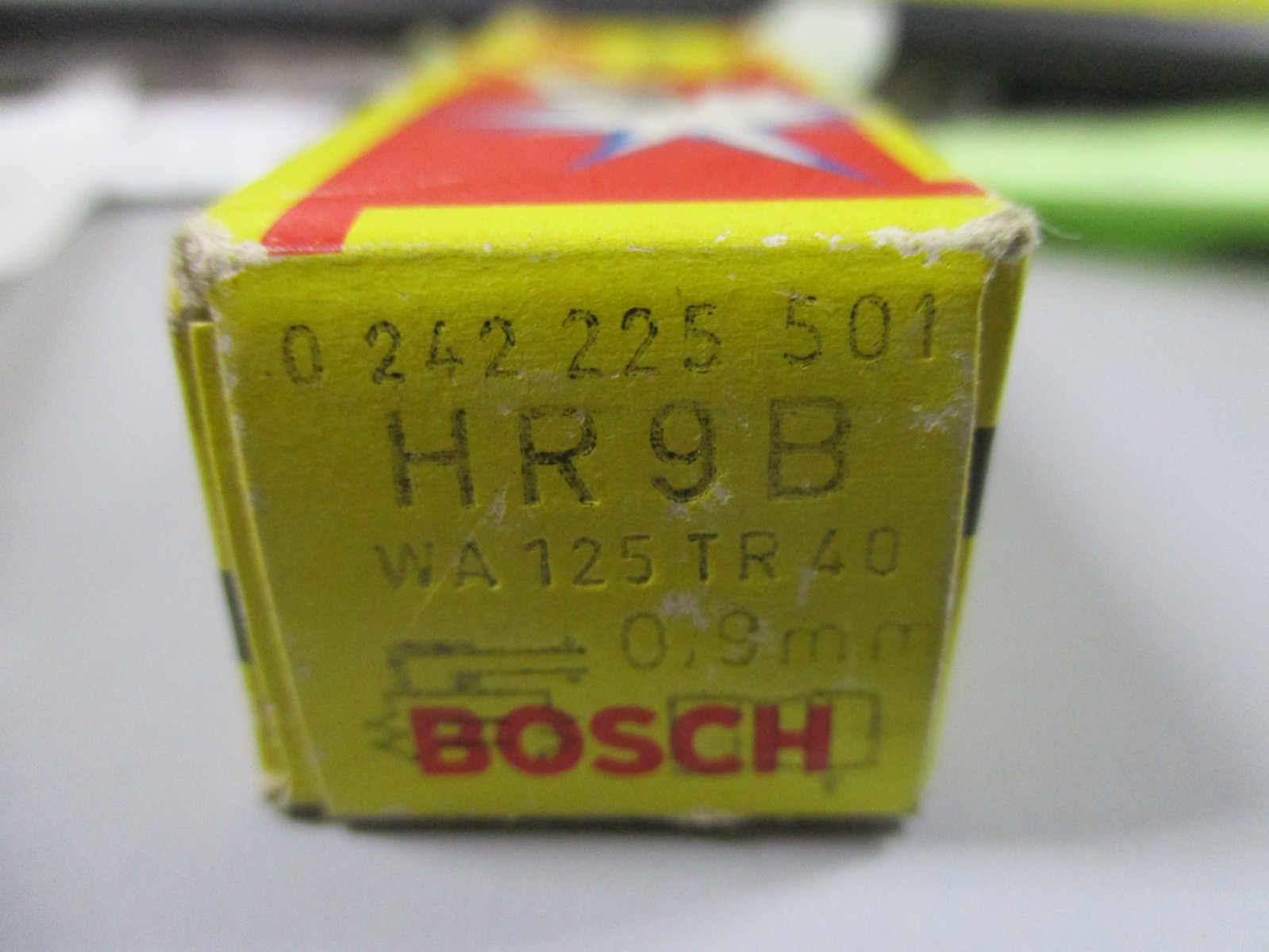 1 Genuine Bosch Spark Plug Vintage HR9B--0 242 225 501-- WA 125 TR 40-- NIB