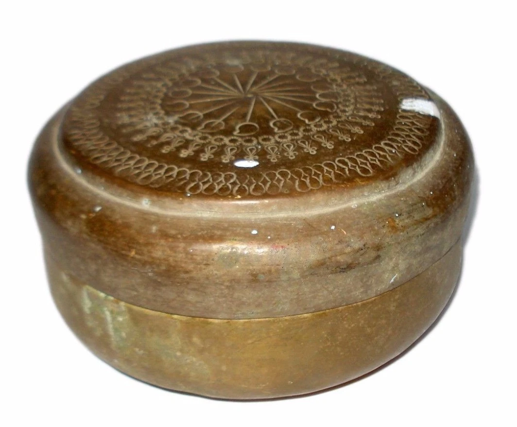 Vintage Original Old Beautiful Hand Carved Brass Chapatti Bread Box. G66-532
Opens in a new window o