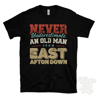 Unterschätze niemals einen alten Mann aus East Afton Down T-SHIRT lustiges Weihnachtsgeschenk