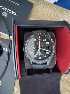 TAG Heuer Connected montre connectée noire bracelet/boîtier noirs chargeur