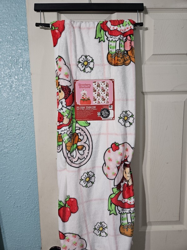 Strawberry Shortcake Plush Throw 50" X 70" Pink & White Polyester Kids Blanket