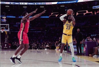LEBRON  JAMES  -  50,000  POINT  SHOT  -  11  X  16  GLOSSY  PHOTO  REPRINT