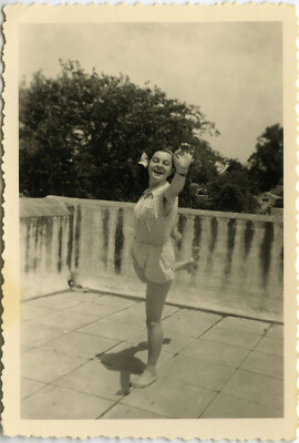OLD PHOTO - VINTAGE SNAPSHOT - WOMAN DANCE GYMNASTICS FUNNY GAG - DANCING
