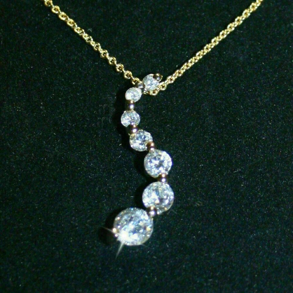 Colgante de viaje de diamantes creado en laboratorio de corte redondo de 3 quilates enchapado en oro amarillo de 14 quilates Foto 2 de 4