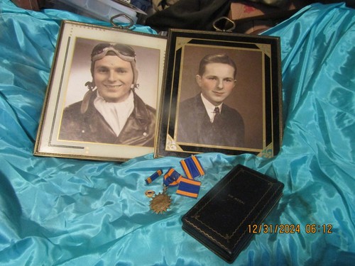 ORIGINAL WWII CASED AIR MEDAL USAAF & FIGHTER PILOT HELMET &FRAMED PHOTO IN GEAR - Picture 2 of 15